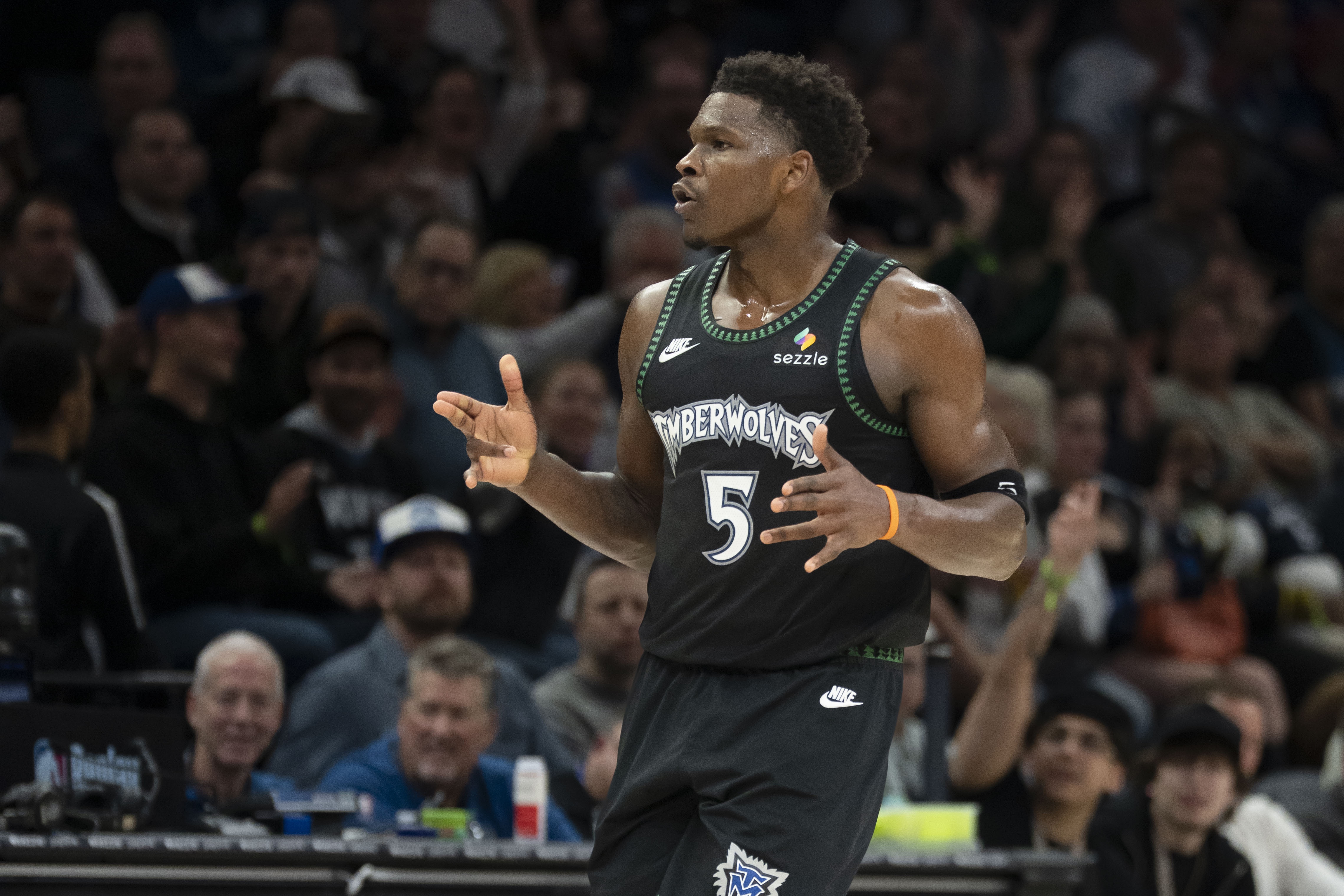 世界杯官网入口-乘胜追击！爱德华兹连续硬解中投命中 率队扩大领先