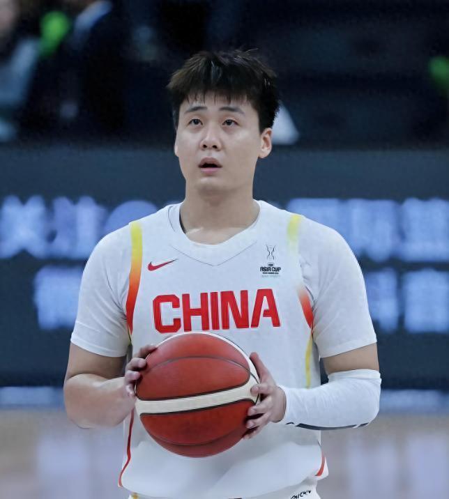 世界杯官方平台-手握3个CBA冠军，如今是男篮队长，弟弟小他22岁，5岁就走篮球路